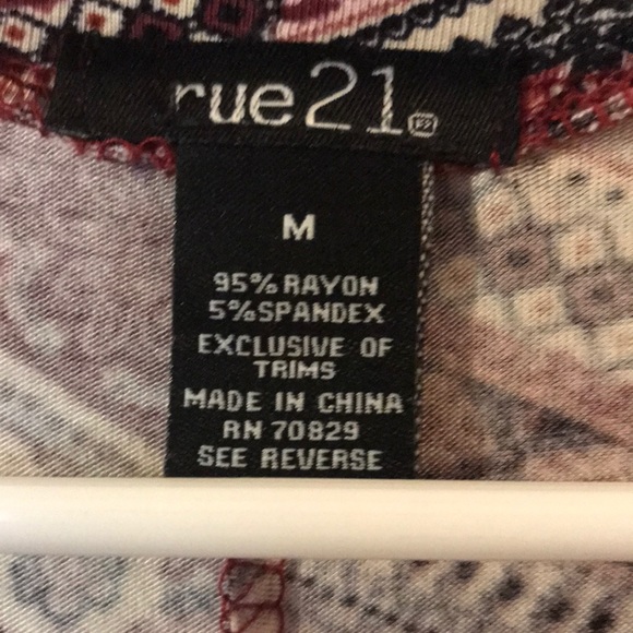 Short dress w/ open neckline; Adorable and class - Picture 2 of 4